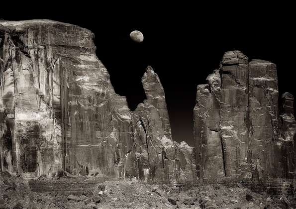 Picture of Monument Moon, Monument Valley